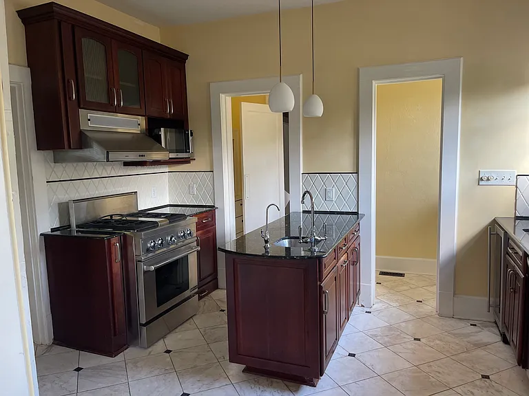 1124 N Spring St — Photo 8