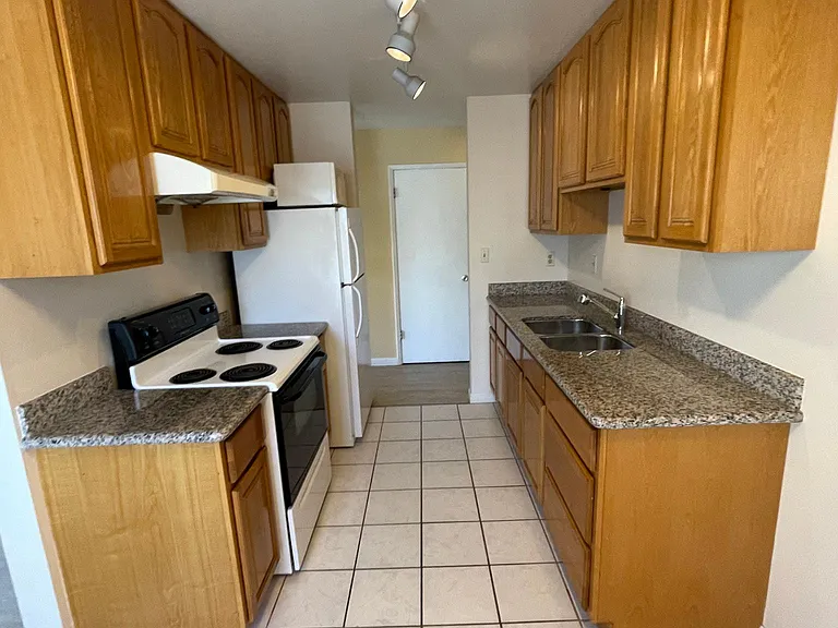 1528 Oxford St #5 — Photo 9