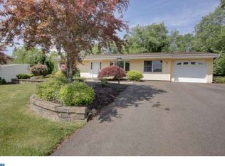 65 Kingsley Rd, Kendall Park, NJ 08824
