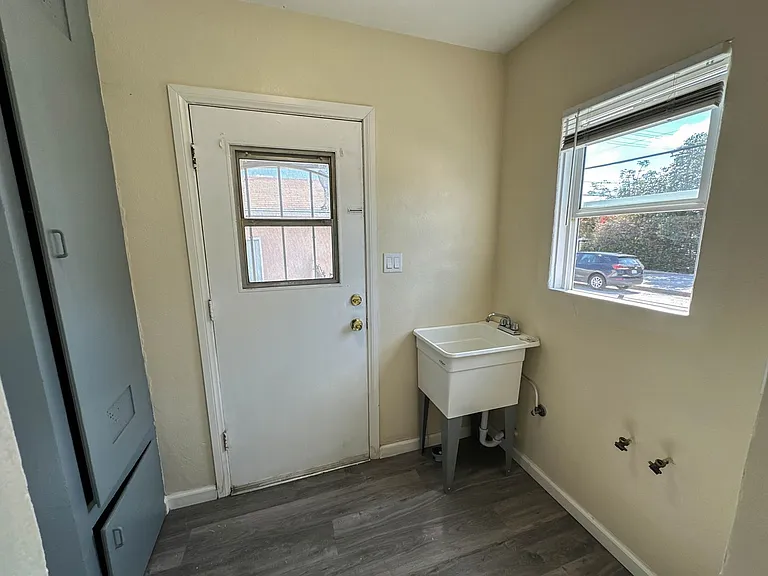 5702 Vineland Ave — Photo 12