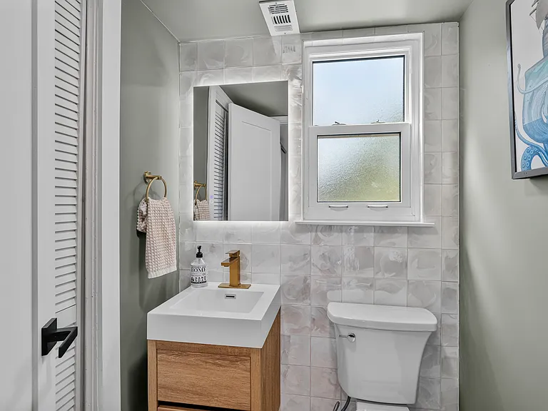 1/2 bath (2nd floor)
