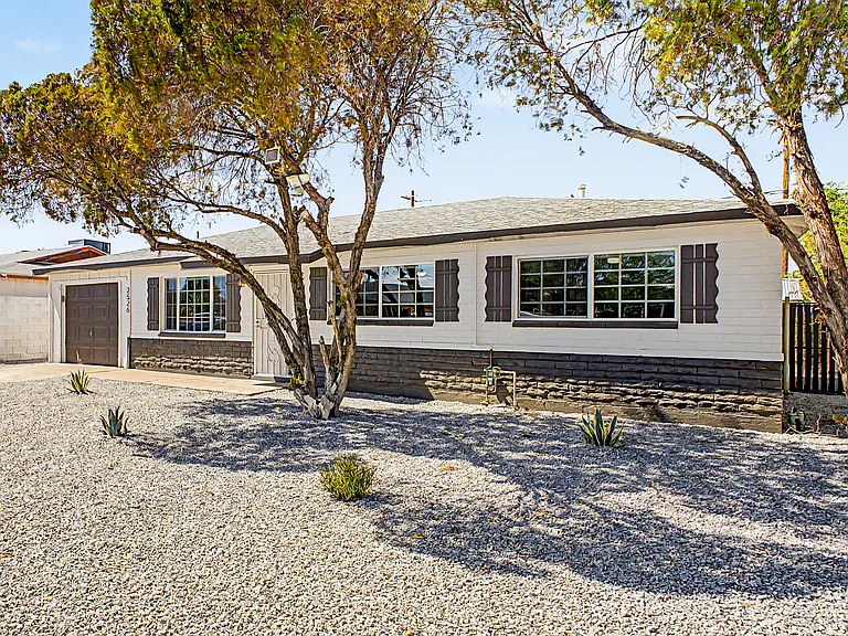 2526 W Orchid Ln — Photo 2