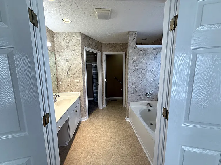 Primary en-suite bath