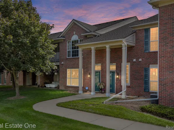 25209 Chesapeake Cir, Walled Lake, MI 48390