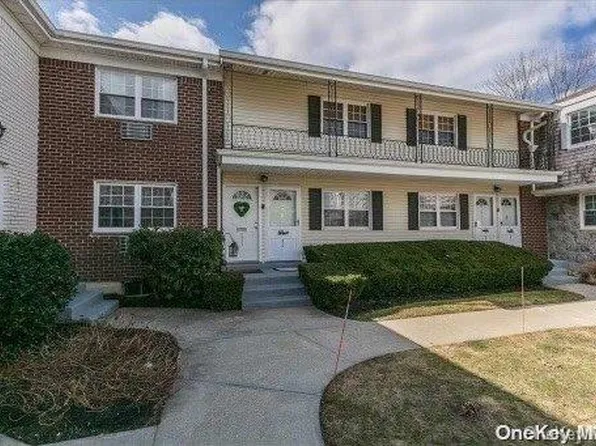 2412 Wilshire Lane #2412, Oakdale, NY 11769