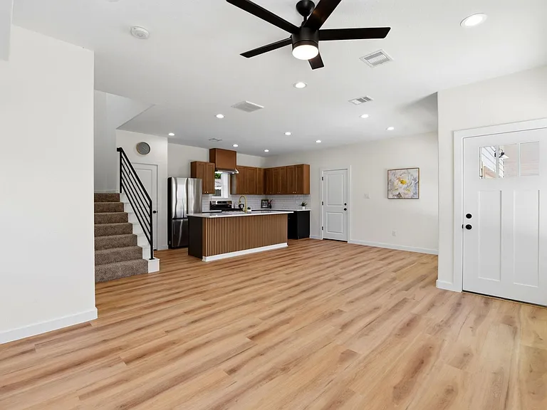 6113 Haight St — Photo 4