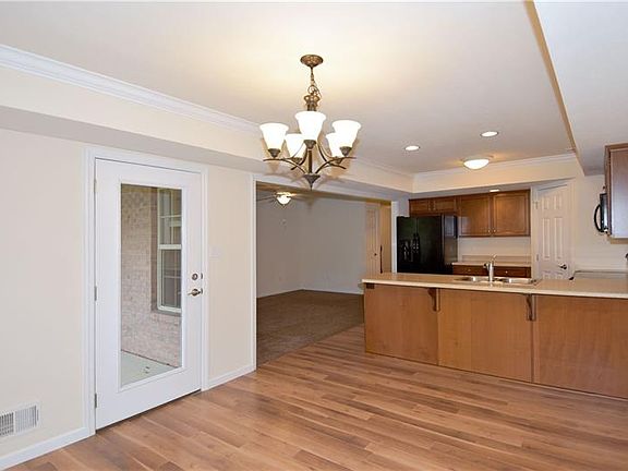 5th image of 204 Adele Ct