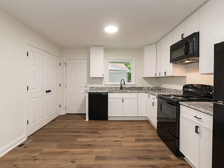 1322 Elm St — Photo 10