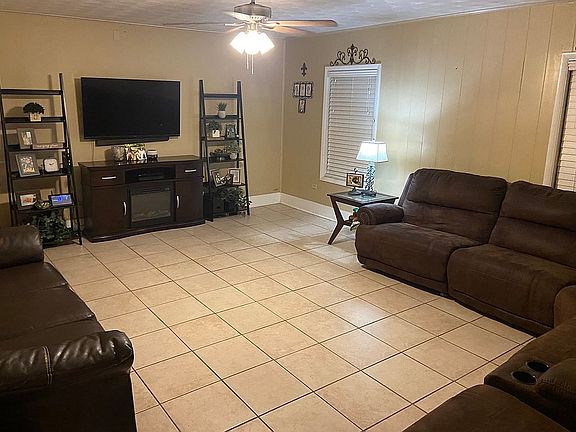 4th image of 409 Douglas Dr