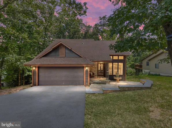 205 Fairway Cir, Cross Junction, VA 22625