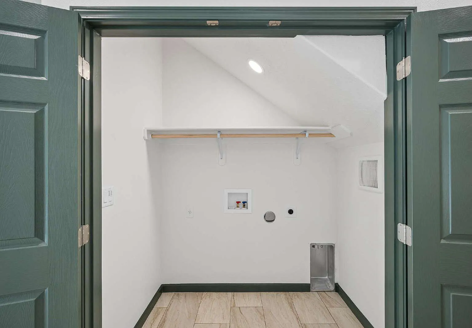 3 bed, 2.5 bath, $2,100 — Photo 4