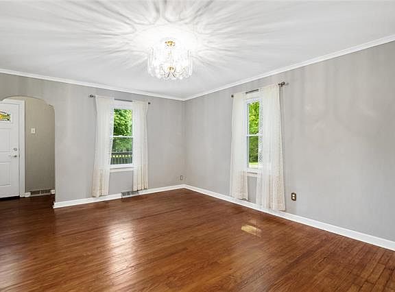 5th image of 246 W School St