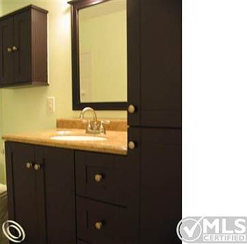 MAIN BATH.JPG