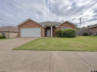 1035 Woodlands Park Dr, Lindale, TX 75771