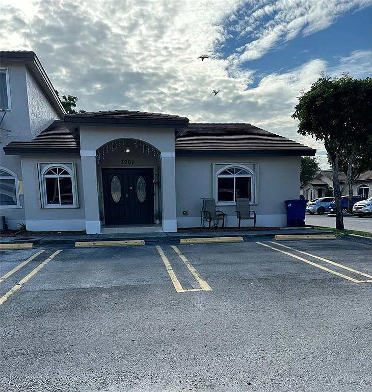 3 bed, 2.0 bath, 1284 sqft, $3,150 — Photo 1