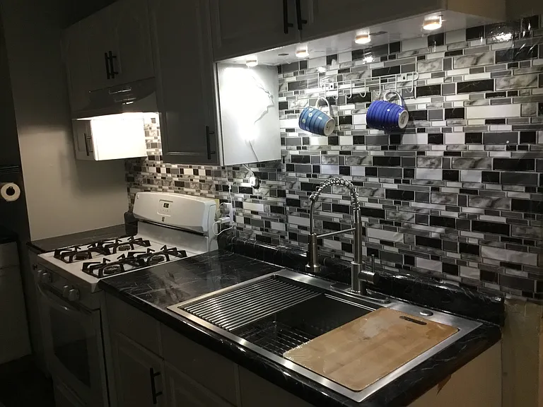 Under cabinet lights, Eat in kitchen
New sink installed.