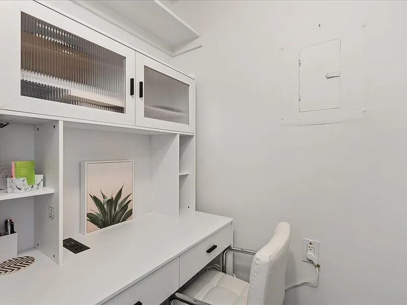 1 bed, 1.0 bath, 744 sqft, $1,050 — Photo 2