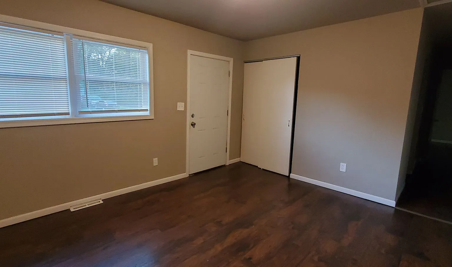 3 Bedroom 1 Bath in East Glen Park — Photo 2