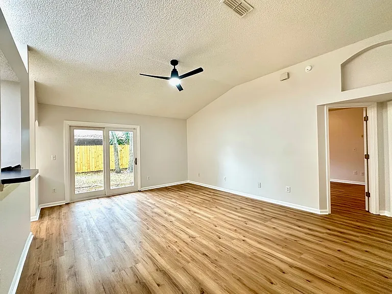 1803 Canterbury Ln — Photo 7
