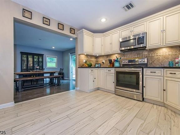 4th image of 16 Hillsdale Dr