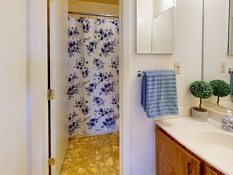 Crystal Lake Apartments — Photo 19