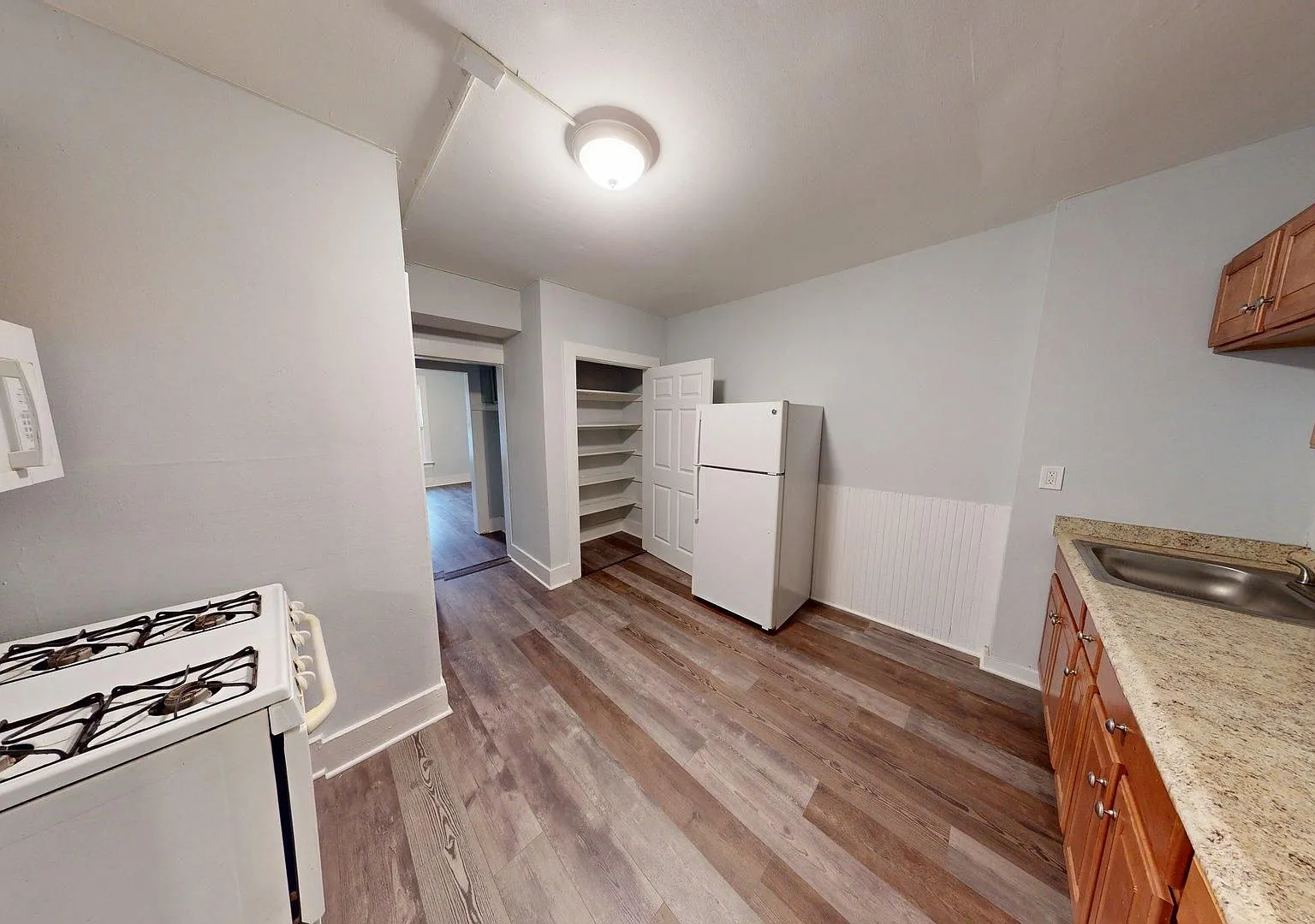 SB Howe Ave Apartment — Photo 1