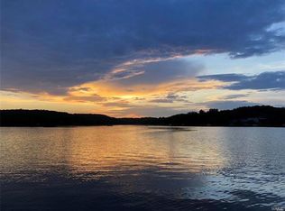 21 S Lake Dr, Hillsboro, MO 63050