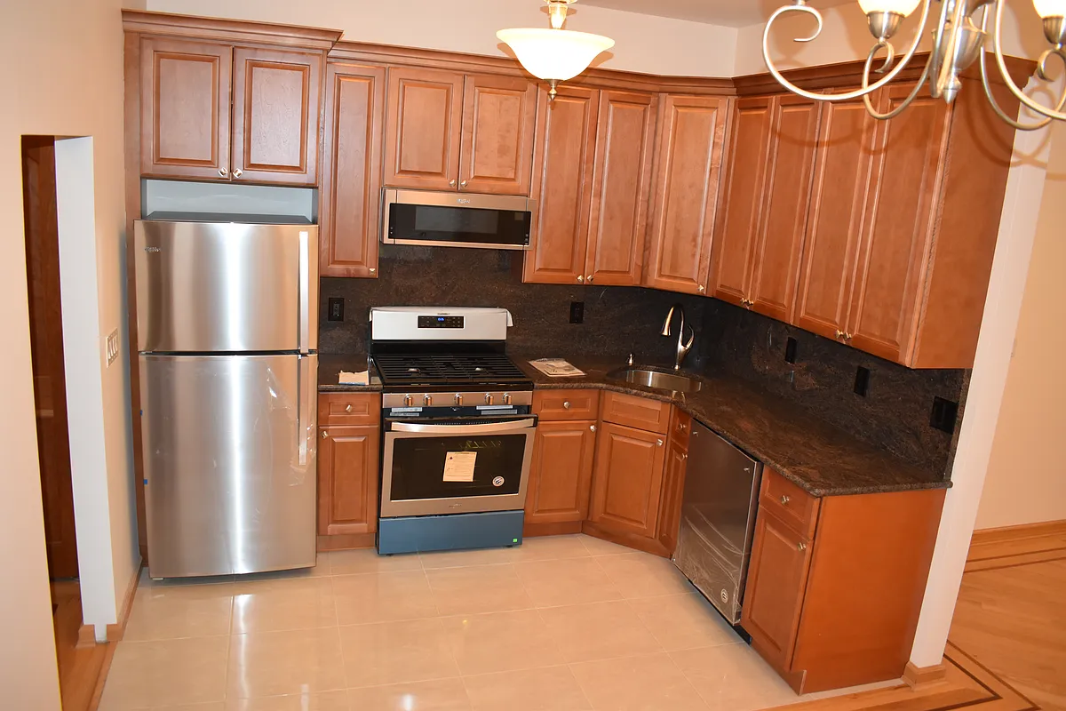 42" top solid wood cabinets, granite counter-top, Dishwasher, Microwave, 5-burner self-cleaning oven, tiled floors - Sherman Ave
