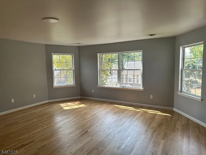 3 bed, 6098 sqft, $3,100 — Photo 3