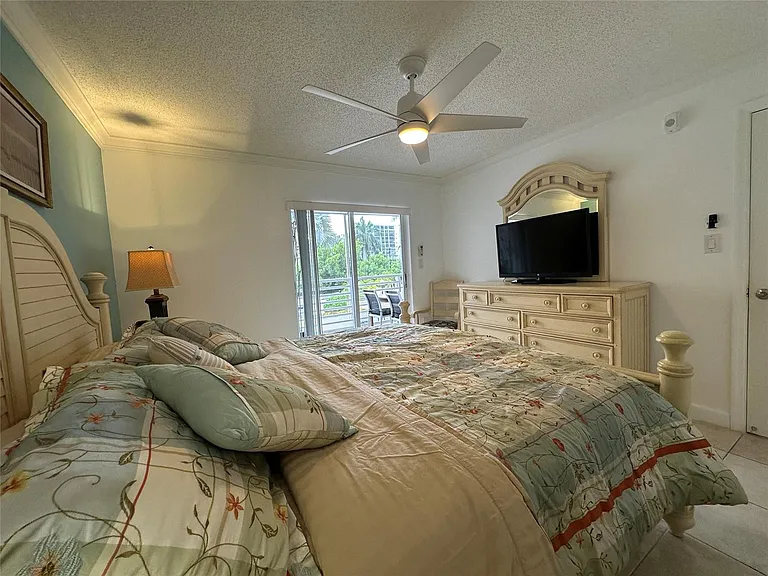 17801 N Bay Rd #212 — Photo 29