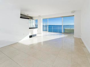 150 24th St #407, West Vancouver, BC V7V 4G8