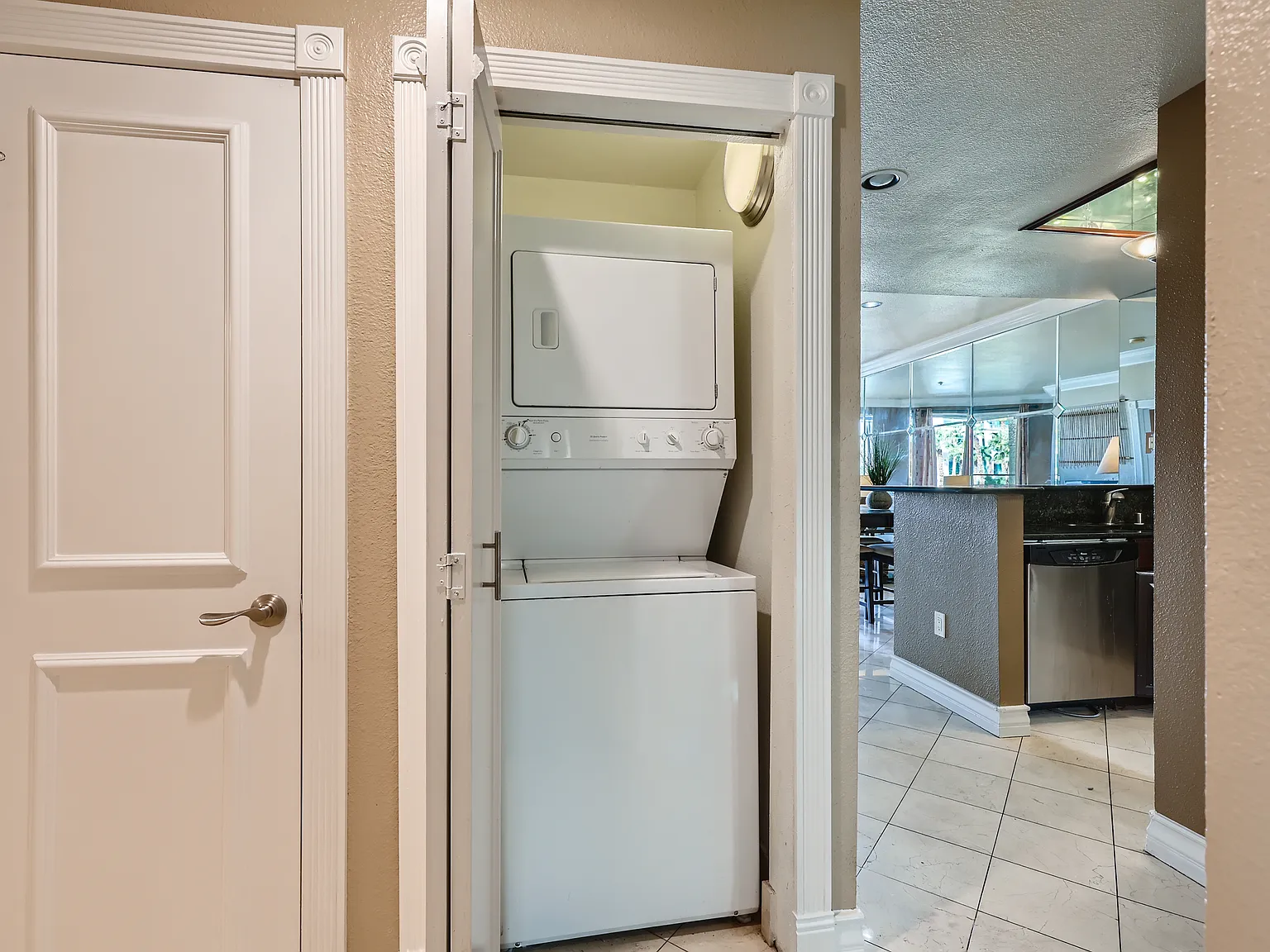 2 bed, 974 sqft, $2,100 — Photo 3