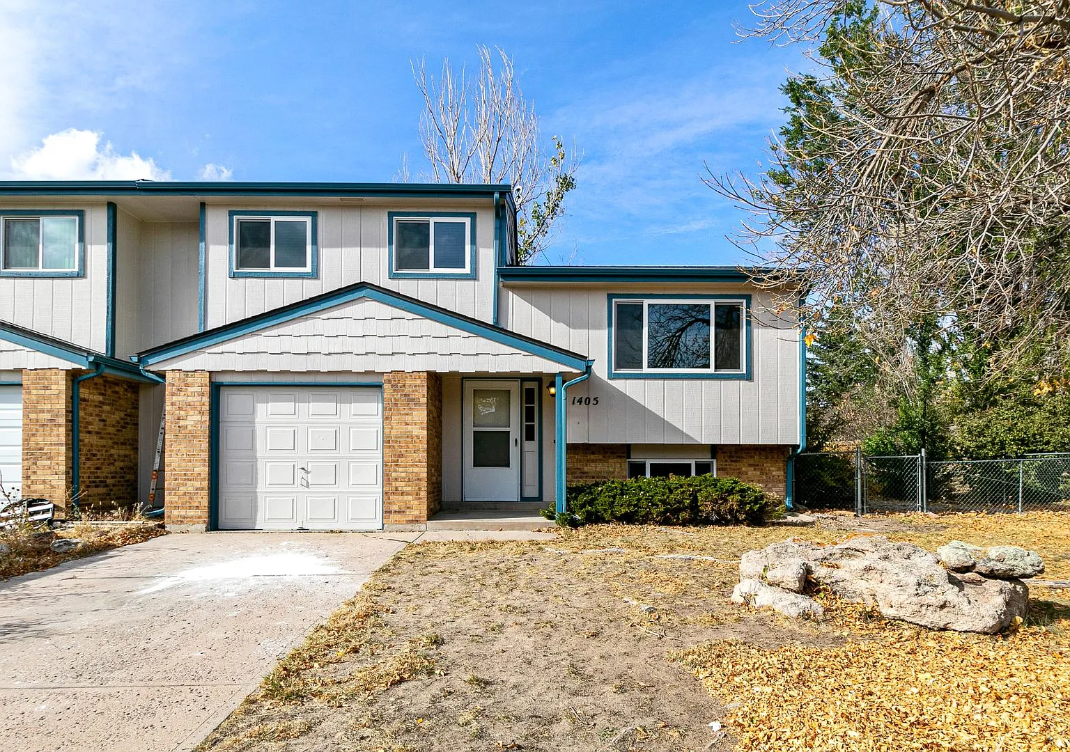 Half Duplex Near Downtown Castle Rock With Huge Yard And Garage! — Photo 2