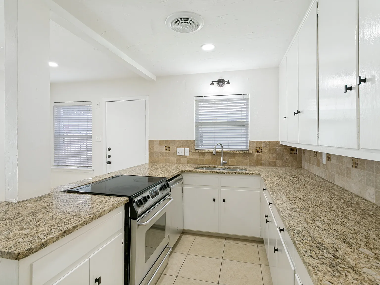 4 bed, 2000 sqft, $4,000 — Photo 2
