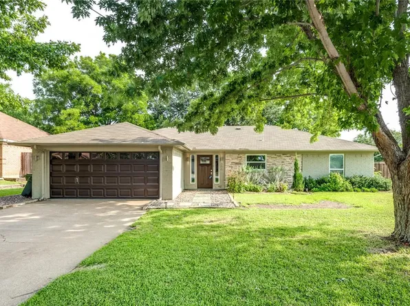 200 Brazil Dr, Hurst, TX 76054