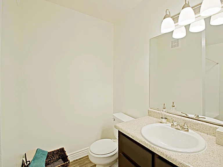 544 Southern Apartments — Photo 7