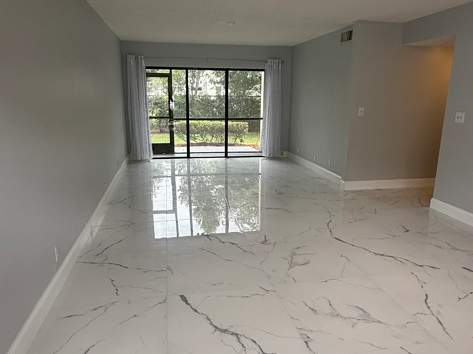 2 bed, 1050 sqft, $2,100 — Photo 2