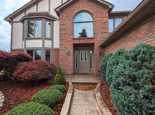 17344 Beacham Dr, Macomb, MI 48044