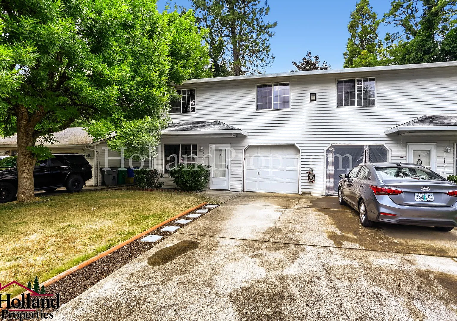Cozy & Bright 3-Bedroom Retreat In Southeast Portland Fenced Yard & Garage! New Price And Reduced... — Photo 2