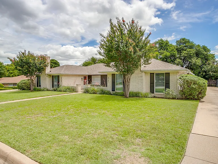 4761 Fieldcrest Dr — Photo 2
