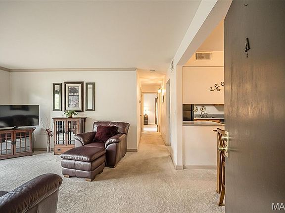 3rd image of 1090 Mersey Bend Dr APT A