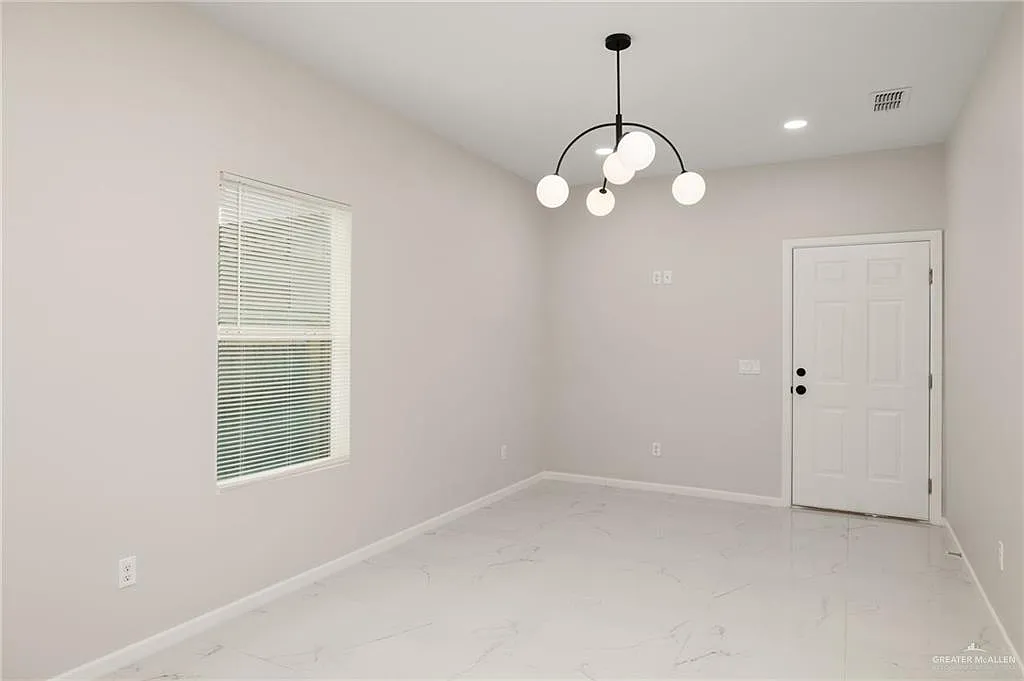 3 bed, 2.0 bath, 4250 sqft, $1,250 — Photo 2