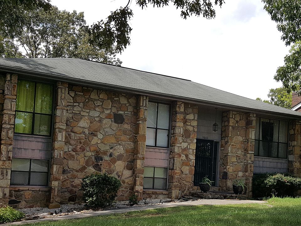 corner lot, split foyer. 