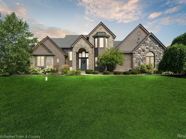 373 Nairn Cir, Highland, MI 48357