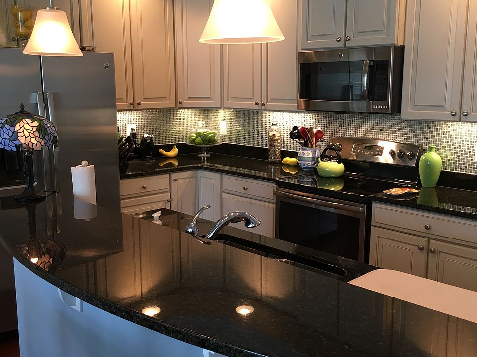 Main Level Kitchen w/Granite & Stainless Appliances