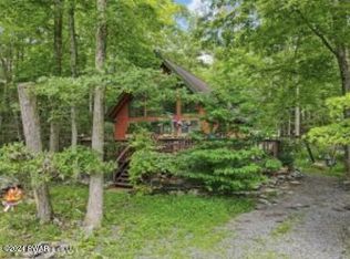 112 Essex Ct, Bushkill, PA 18324