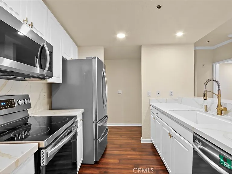 838 Pine Ave #307 — Photo 1