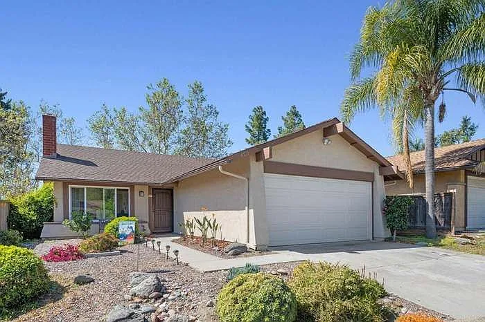425 Blueridge Pl — Photo 1