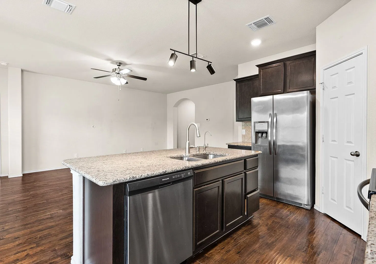810 Hobby Rd — Photo 2
