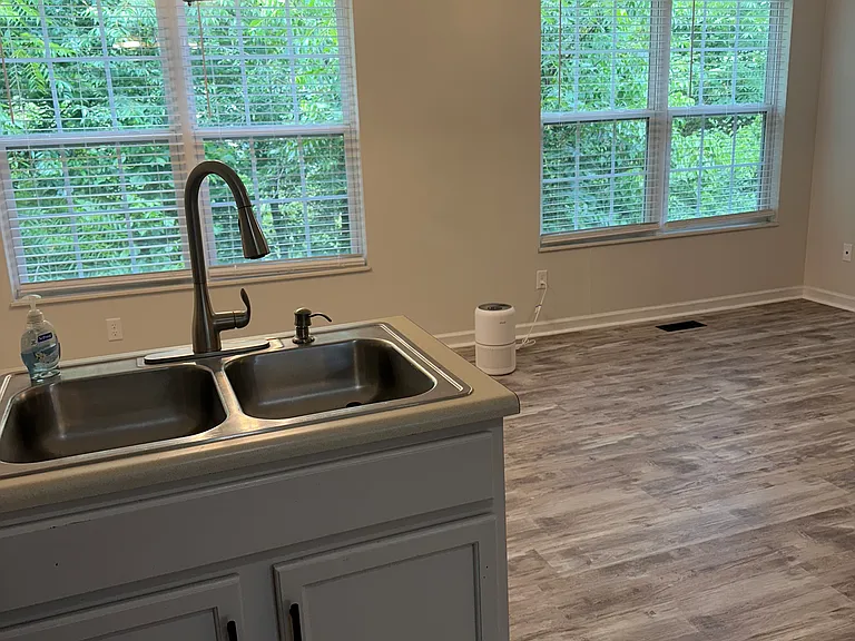 131 Lucy Ln — Photo 3